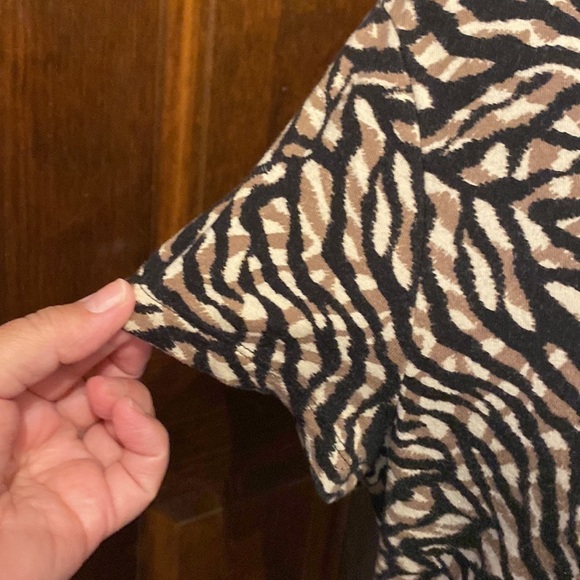 Dana Buchman Signature Woven V-Neck Short Sleeve Top - Picture 3 of 7